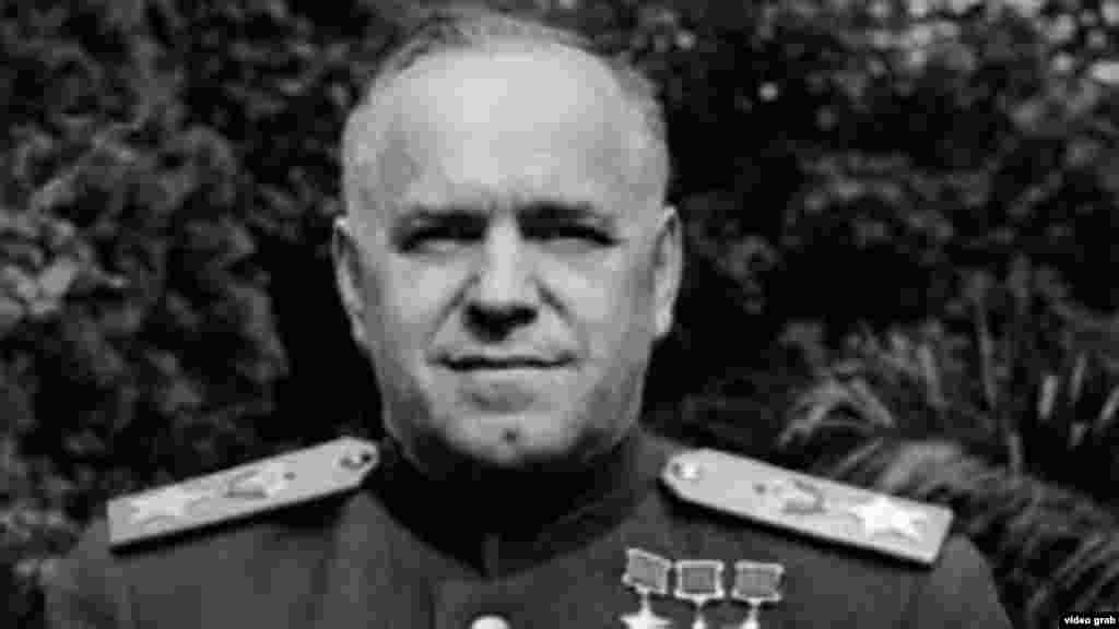 Маршал Георгий Жуков - английский актер Тимоти Далтон. Далтон больше всего известен по роли Джеймса Бонда. Жукова считают главным творцом победы СССР во Второй Мировой войне. Однако это мнение не разделяли в ближайшем окружении Сталина. В 1946 году Жуков был обвинён в незаконном присвоении трофеев и "раздувании своих заслуг в деле разгрома Гитлера": Сталин лично вписал в его дело формулировку "присваивал себе разработку операций, к которым не имел никакого отношения".&nbsp;