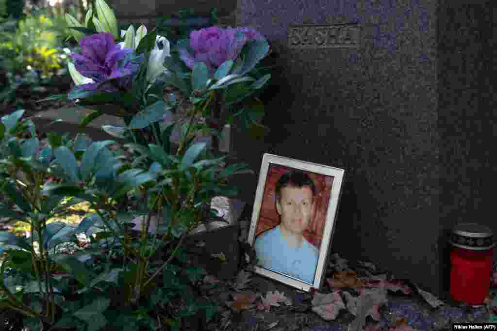 A photograph sits beside Aleksandr Litvinenko&#39;s gravestone in Highgate Cemetery in North London.