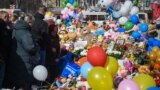 RUSSIA -- People visit a makeshift memorial in tribute to the victims of a shopping mall fire in the industrial city of Kemerovo in western Siberia, March 29, 2018