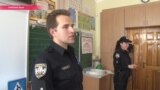 Засада в туалетах и примерка бронежилета: зачем полиция пришла в украинские школы?