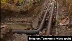 Раскопанная теплотрасса в Лисичанске, осень 2025 года