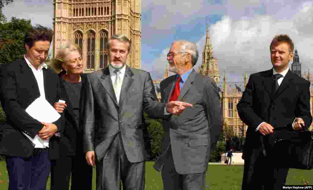 Litvinenko (right) is pictured outside Britain&#39;s House of Lords on September 14, 2004, after a press conference calling for international help to resolve the Chechnya conflict. He joined (left to right) filmmaker Andrei Nekrasov; actress and human rights campaigner Vanessa Redgrave; Akhmed Zakayev, a leading Chechen separatist granted asylum in Britain; and Lord Rea, a friend of Litvinenko and director of the Save Chechnya campaign. &nbsp;