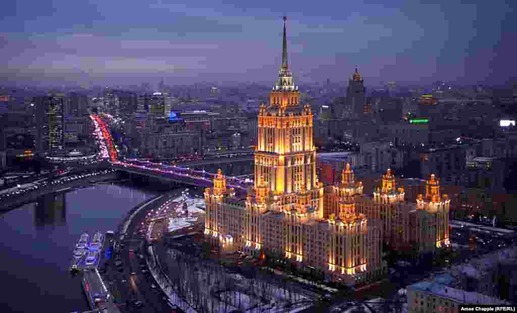 Москва, Россия. Гостиница &quot;Украина&quot;, подсвеченная на закате. Эта гостиница &ndash; одна из легендарных &quot;семи сестер&quot; &ndash; сталинских высоток