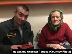 Алексей Попов с бабушкой
