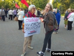 Людмила Кузьмина во время пикета в Самаре