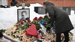 Два года назад погиб Алексей Навальный: люди в России несут цветы на его могилу