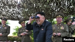 Архивное фото, 2014 год: северокорейский лидер Ким Чен Ын инспектирует оборонительные позиции