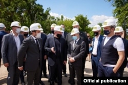 Президент Зеленский на строительстве дороги во время поездки в Днепропетровскую область. Фото: пресс-служба офиса президента Украины