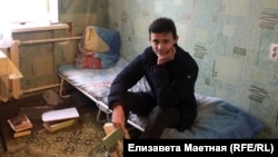 Павел Петраков в своей комнате в общежитии