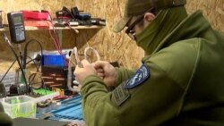 ВСУ организовали на фронте полевые мастерские, где быстро чинят и дорабатывают дроны и другую технику. Вот как они работают