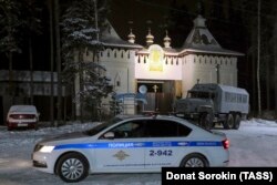Полицейская машина у ворот Среднеуральского монастыря во время штурма обители 29 декабря 2020 года. Фото: ТАСС