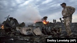 Сепаратисты на месте крушения "Боинга" МН-17 недалеко от Грабово в Донбассе