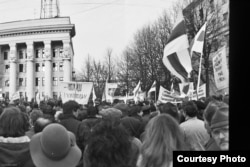 Участники акции у Гостелерадио, Минск, Беларусь, 25 февраля 1990 года