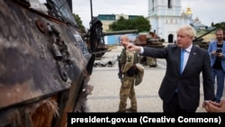 Британский премьер-министр Борис Джонсон рассматривает разбитую российскую технику в Киеве, 17 июня 2022 года