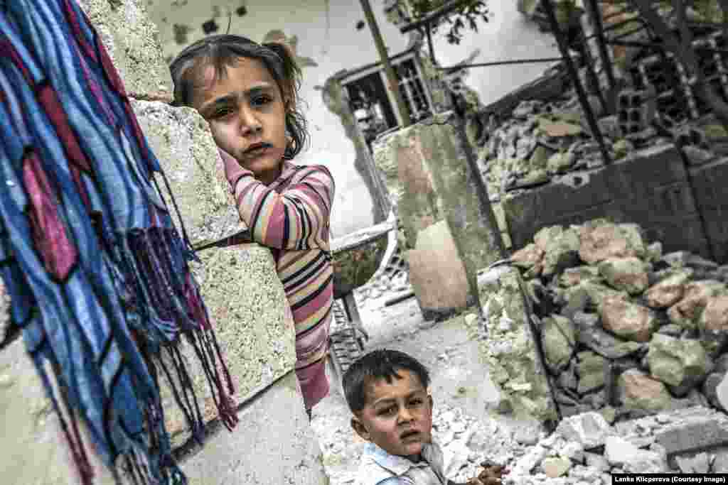 Дети в Кобани пытаются помочь своим родителям разобрать руины