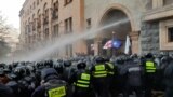 Полиция разгоняет водометами протестующих у парламента Грузии