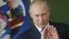 "Путин вор" мелом на доске. В российских школах набирает обороты флешмоб против президента 