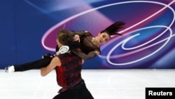 Диана Дэвис и Глеб Смолкин, представляющие Грузию, во время танцев на льду и ритмичных танцев на Чемпионате Европы по фигурному катанию ISU, Шеффилд, Великобритания, 16 января 2026 года. Фото Reuters