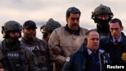 Сотрудники американской полиции и Управления по борьбе с наркотиками доставляют президента Венесуэлы Николаса Мадуро на первое судебное заседание в Нью Йорке 5 января 2026 года