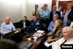 Президент и его команда по национальной безопасности в Белом доме наблюдают за сводкой действий американского спецназа во время операции по ликвидации террориста Усамы бин Ладена 1 мая 2011 года. Лидер Аль-Каеды и еще четверо человек были убиты в доме в Пакистане, где бин Ладен скрывался последние несколько месяцев