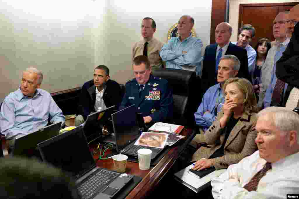 Президент и его команда по национальной безопасности в Белом доме наблюдают за сводкой действий американского спецназа во время операции по ликвидации террориста Усамы бен Ладена 1 мая 2011 года. Лидер Аль-Каеды и еще четверо человек были убиты в доме в Пакистане, где бен Ладен скрывался последние несколько месяцев.