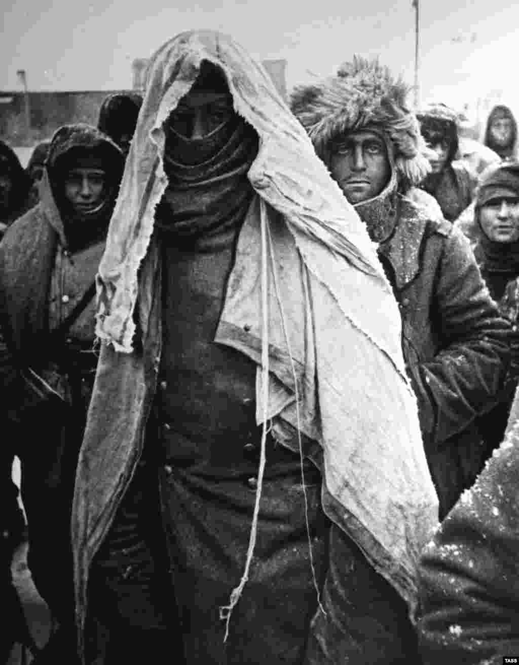 9 января советское командование предъявило немцам ультиматум о сдаче, который Паулюс отклонил. 10 января советские войска начали наступление.&nbsp; Взятые в плен немецкие солдаты, фото сделано 2 февраля 1943 года.