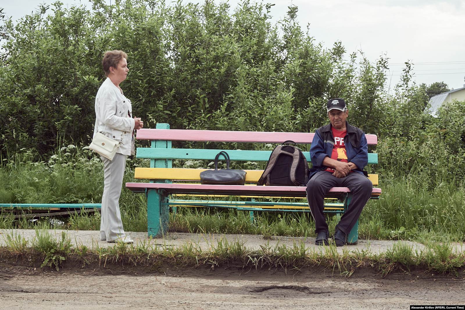 Василий Светлов и Светлана на остановке дачного автобуса