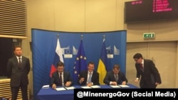 Министры энергетики Новак (за столом слева) и Демчишин (за столом справа) парафируют газовое соглашение при посредничестве ЕС