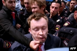 АнтиЛГБТ-активисты напали на Николая Алексеева на одной из акций в 2013 году