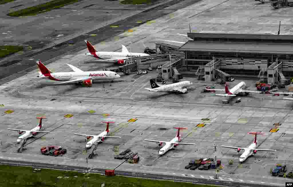 Припаркованные самолеты в международном аэропорту в Боготе, Колумбия. 4 апреля 2020 года