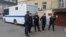 Полицейские у здания Таганского районного суда в Москве, где 13 июня 2021 года решается вопрос о мере пресечения для акциониста Павла Крисевича и журналистки Ники Самусик. Фото: телеграм-канал "Протестный МГУ"