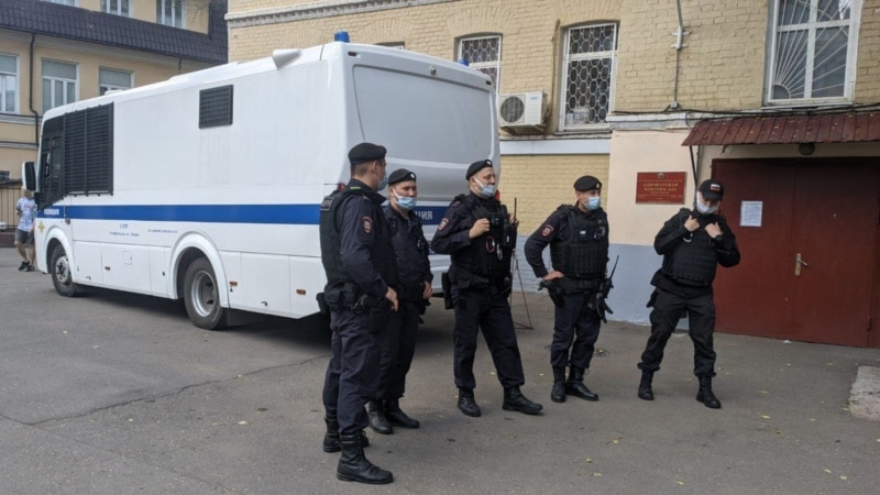 Суд в Москве арестовал акциониста Павла Крисевича по делу о хулиганстве после акции на Красной площади