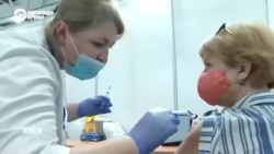 Как работают центры массовой вакцинации в Украине и стало ли больше в них пациентов?