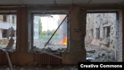 Последствия ударов по школе в Сумах