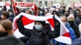 BEKARUS -- A woman covers herself by an old Belarusian national flag attends a pensioners' opposition rally to protest the official presidential election results in Minsk, November 16, 2020