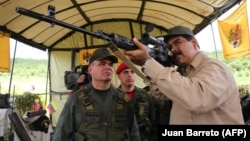 Президент Венесуэлы Николас Мадуро с российским оружием, Каракас, 14 января 2017 года