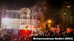 Протестующие перед зданием саудовского посольства в Тегеране