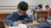 "15-летний мальчик должен пойти в третий класс". Как ребенку мигрантов получить образование в России