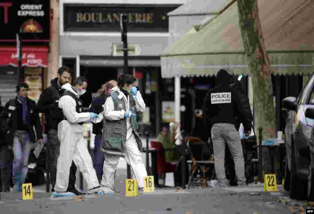 Судебные эксперты обследуют кафе &quot;Bonne Biere&quot;, где ночью происходила стрельба