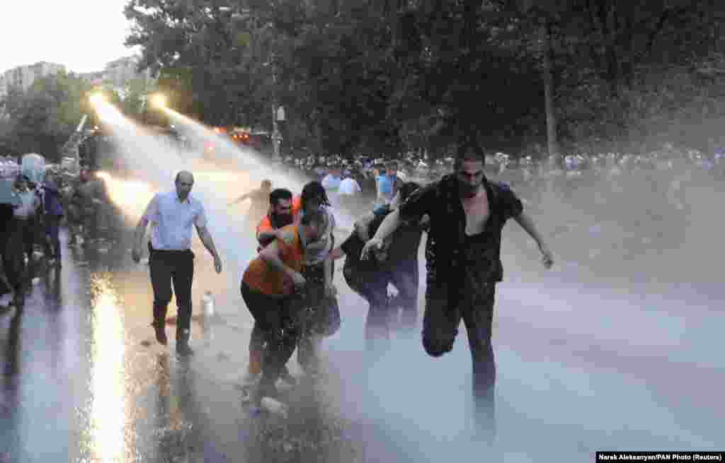 22 июня полиция приминила силу к протестующим и журналистам, после чего начальник полиции принес официальные извинения