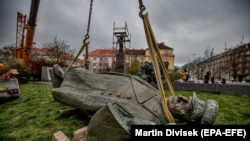 Демонтаж памятника Коневу в Праге в 2020 году