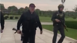 Александр Лукашенко отреагировал на мирную акцию протеста, взяв в руки автомат