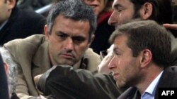 Жозе Мауринью с владельцем футбольного клуба "Челси" Романом Абрамовичем, Барселона 16 января 2005