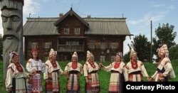 Жительницы Шелтозера в вепсских национальных костюмах