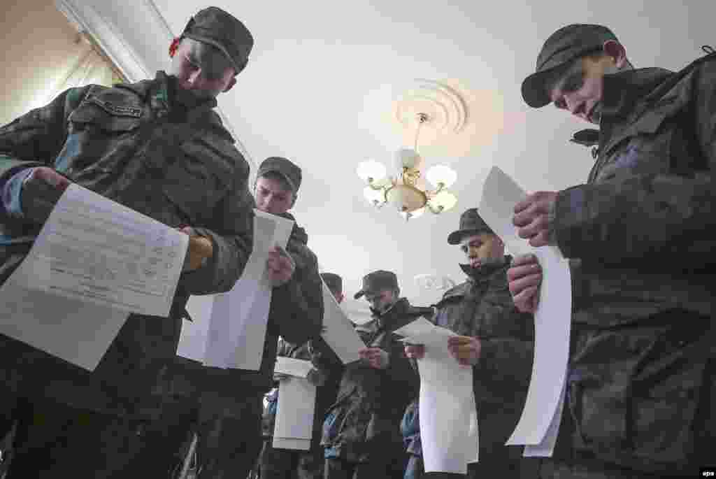 Военнослужащие Национальной гвардии Украины голосуют на парламентских выборах в Киеве 