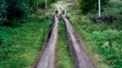 Украинские военные возвращаются в часть, расположенную в Донецкой области 21 августа 2022 года