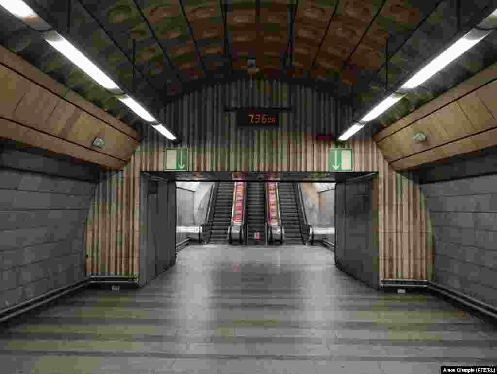 Пустой вход на станцию ​​метро в 7:36 утра 17 марта. В обычные дни в это время станции заполнены людьми. Маршруты общественного транспорта в Праге функционируют, но пассажиров очень мало