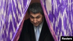 Лидер Партии исламского возрождения Таджикистана Мухиддин Кабири на парламентских выборах страны, Душанбе, 28 февраля 2010
