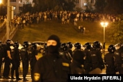 Силовики готовятся разгонять протестующих после объявления результатов выборов в Беларуси. 9 августа 2020 года