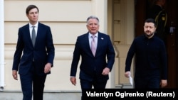 Спецпосланники Трампа Стив Уиткофф и Джаред Кушнер в Киеве с президентом Украины Владимиром Зеленским